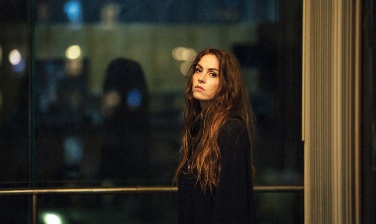 Emma Ruth Rundle op 30 april naar Paard