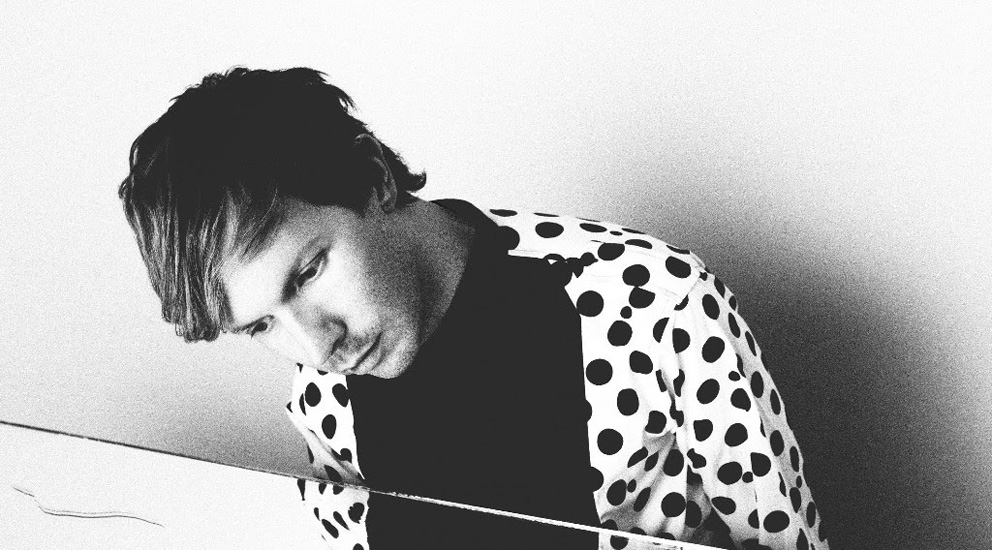Beck kondigt nieuw album Colors aan