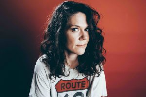 Lilly Hiatt eert haar muze David Bowie