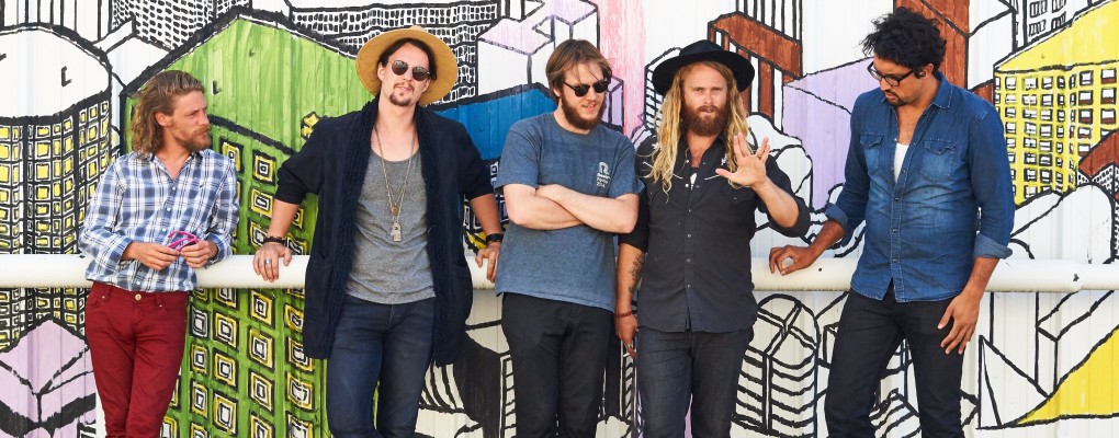Onconventionele formatie Folk Road Show met nieuw album naar Paradiso