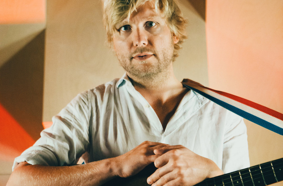 27tapes presenteert videoclip Awkward i live in The Moon Studios