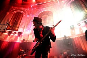 Finn Andrews: “On stage verlies ik mezelf compleet”