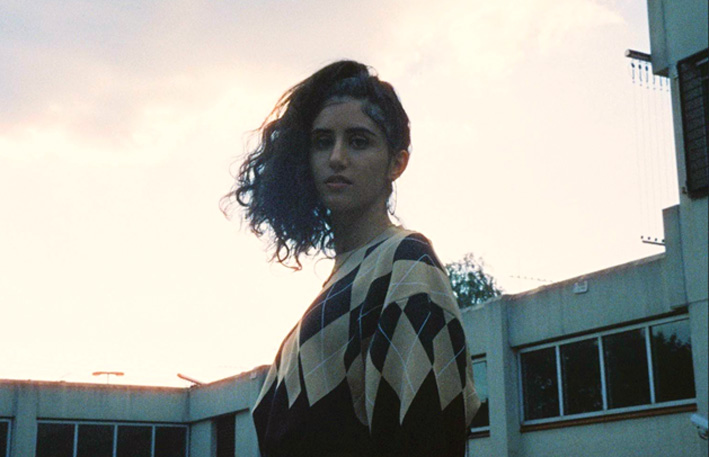 Naaz releast dromerige en kleurrijke videoclip Up To Something