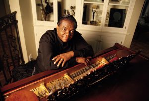 Lamont Dozier: “Ontbijten en dan de hele dag rammelen op de piano.”