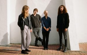 Britse indierockband ISLAND: dromend en reizend naar debuutalbum
