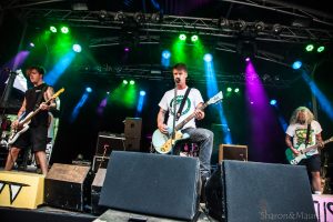Clipprimeur: punk rock band Tusky presenteert ‘White Dress’