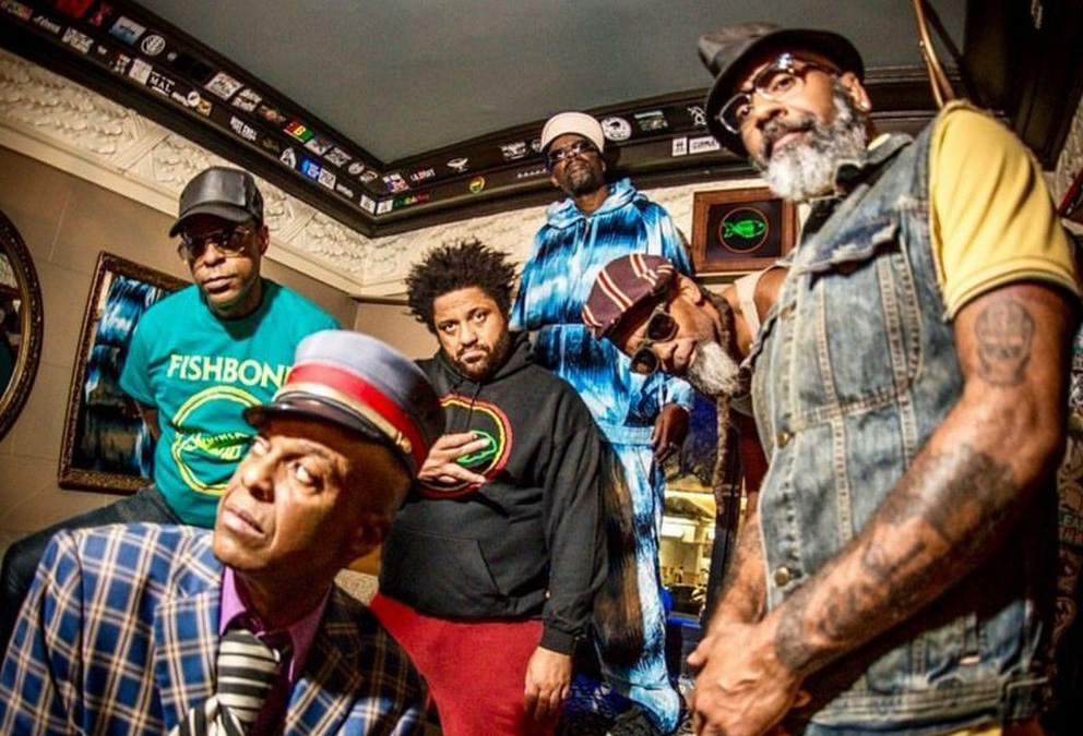 Fishbone met originele bezetting naar Gebouw-T en Melkweg