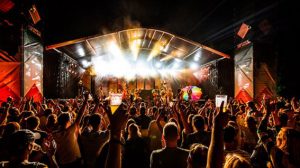 Insectenfriet, vrouwen en naakt op Welcome to The Village 2018