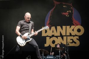 Rockmonster Danko Jones naar Helldorado, Victorie en Burgerweeshuis