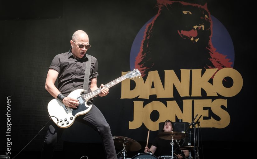 Rockmonster Danko Jones naar Helldorado, Victorie en Burgerweeshuis