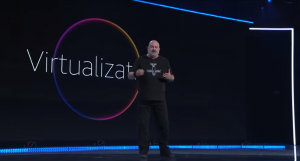 Topman van Amazon draagt t-shirt van Osdorp Posse tijdens keynote