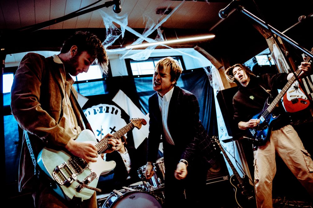 Queen’s Pleasure – Sitter