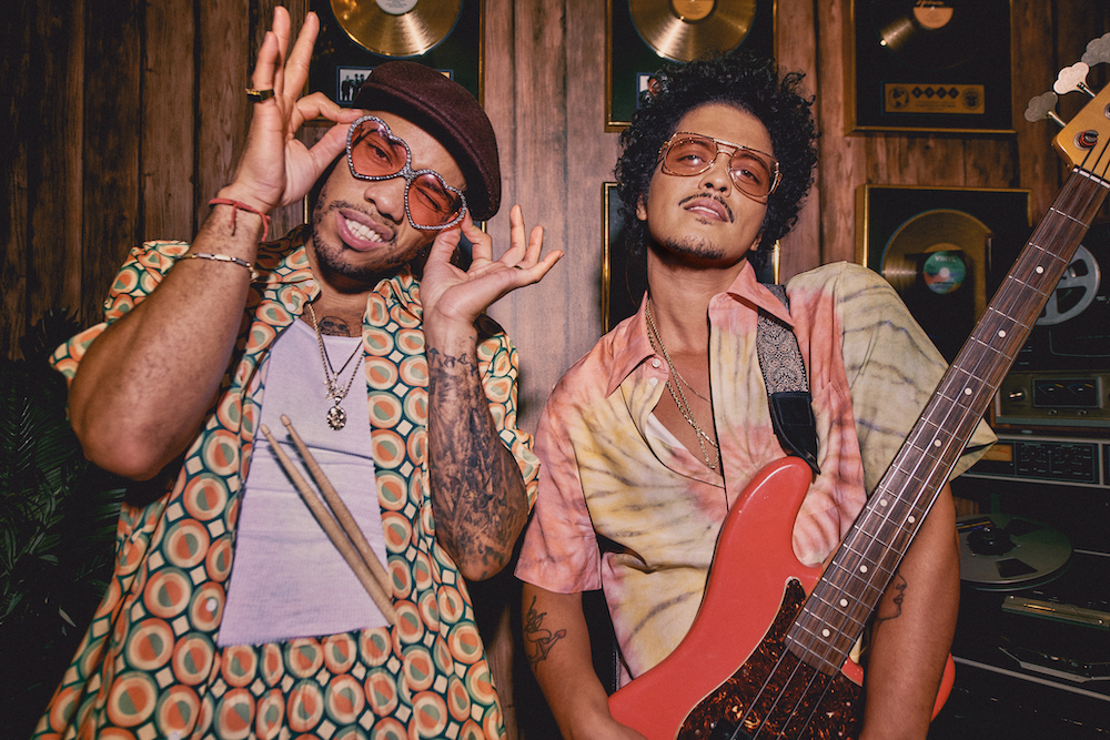 Popwarmer: Silk Sonic (Bruno Mars & Anderson .Paak) – Leave the Door Open