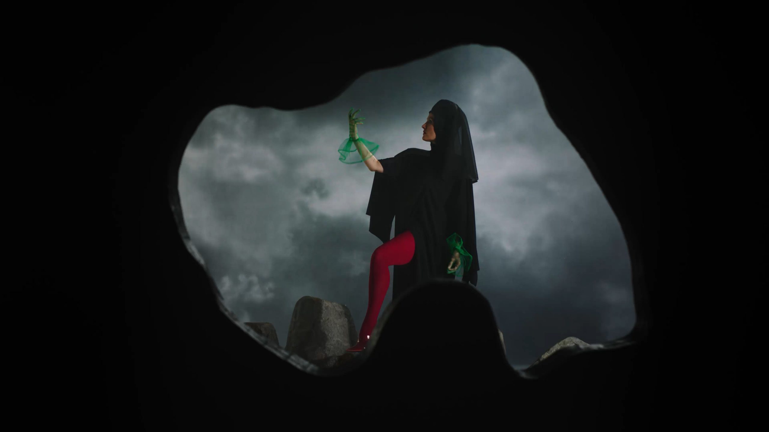 Cate Le Bon – Remembering Me
