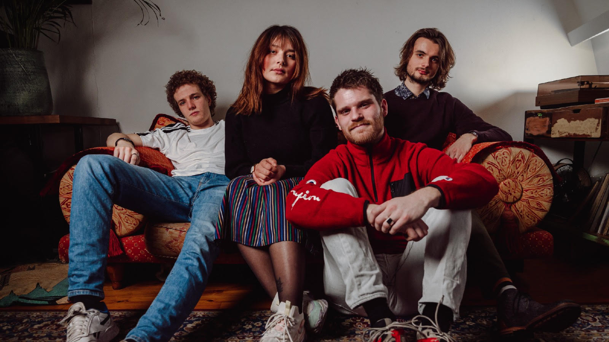 FEMME FUGAZI – Paula