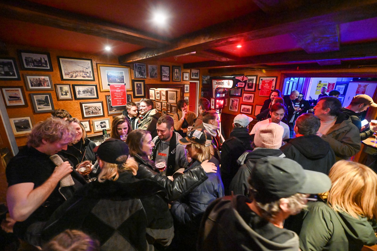 Pinguin Showcases in Groningen met Sono, Jessie Beretta en Dolltones