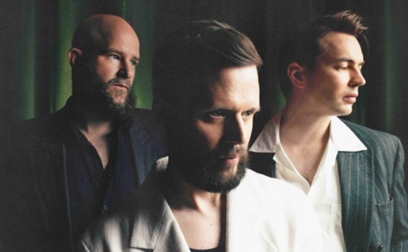 White Lies – Nothing On Me