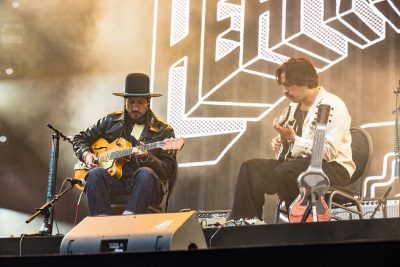 Popwarmer: Hermanos Gutiérrez – Elegantly Wasted feat. Leon Bridges