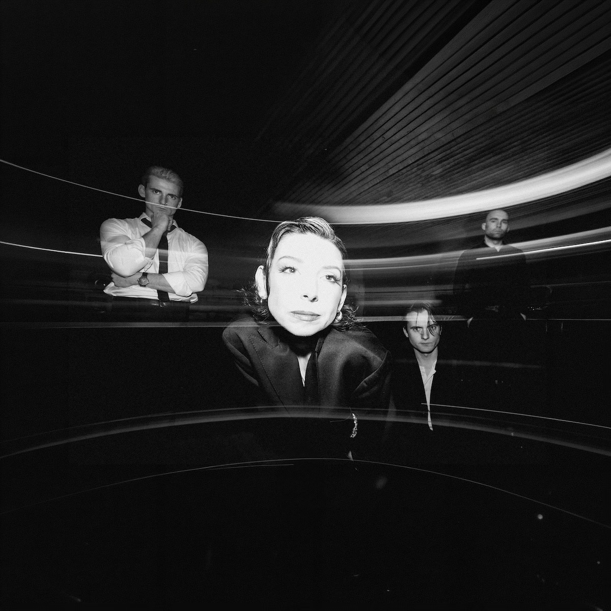 Soda Blonde – Suit & Tie