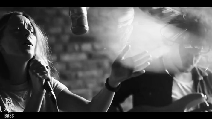 Clipprimeur: FORTHELOVEOFBASS met PHOS