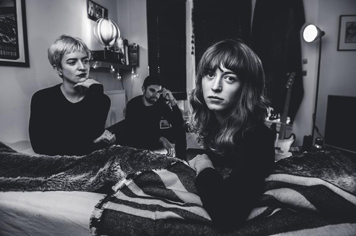 Indian Queens presenteert eerste single Us Against The World