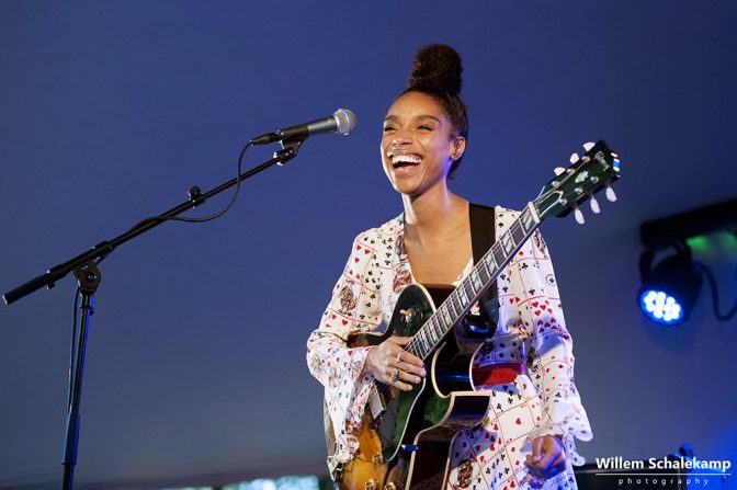 Lianne La Havas releast video voor Radiohead cover Weird Fishes