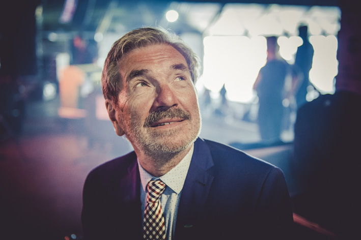 André Brasseur: Satelliet vol aanstekelijke deuntjes