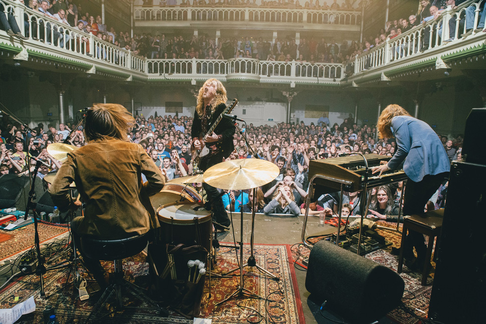 Woensdagavond 19:00 uur DeWolff uur lang live!