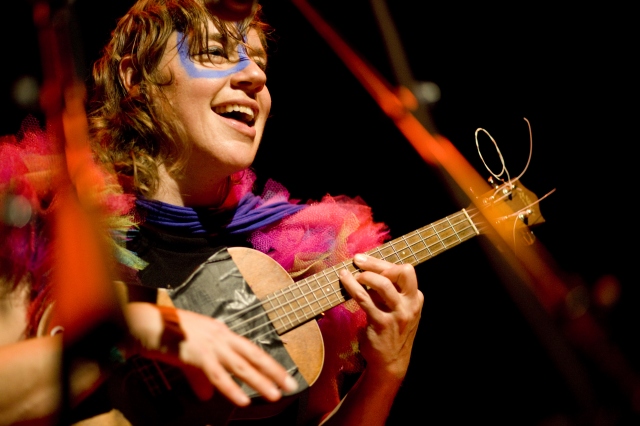 tUnE-yArDs